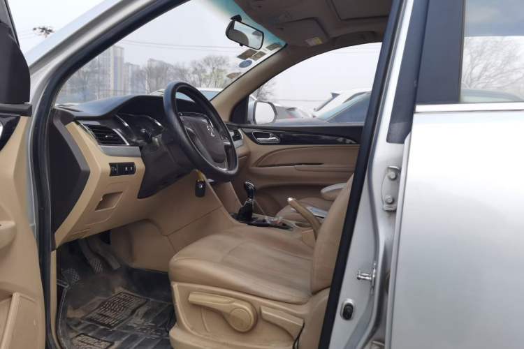 Used Baojun 730 2016 1.5L Manual Luxury Edition 7 Seats Interior 2
