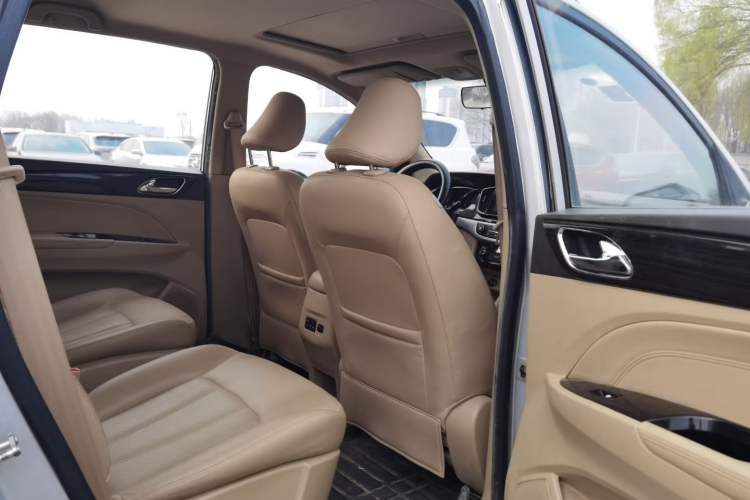 Used Baojun 730 2016 1.5L Manual Luxury Edition 7 Seats Interior 3