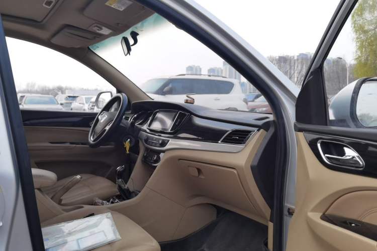 Used Baojun 730 2016 1.5L Manual Luxury Edition 7 Seats Interior 4