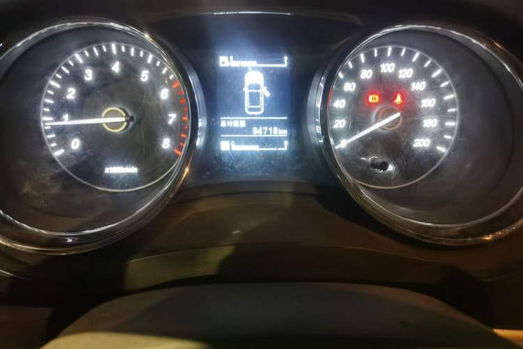 Used Baojun 730 2016 1.5L Manual Luxury Edition 7 Seats Odometer Close Up