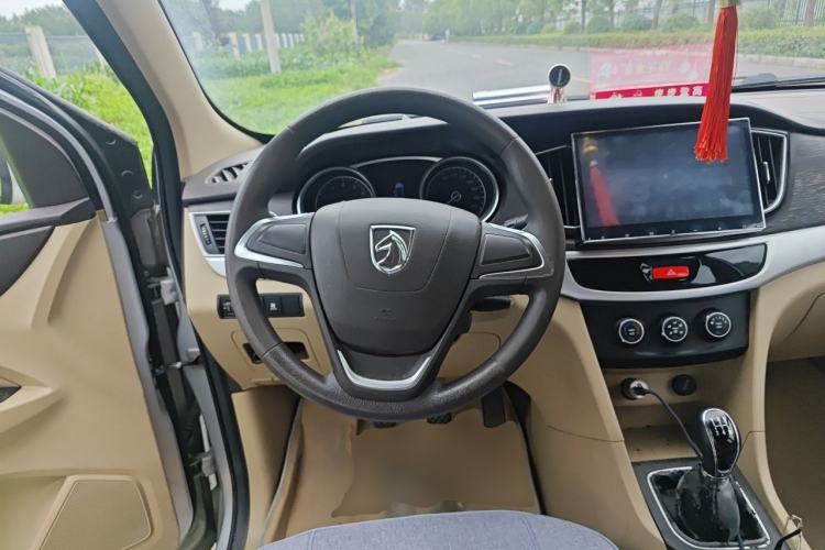 Used Baojun 730 2016 1.5L Manual Standard Version 7 Seats Steering Wheel