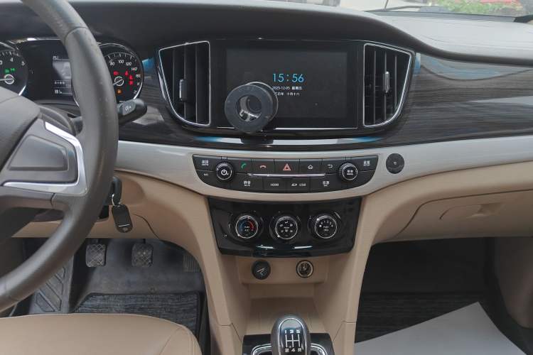 Used Baojun 730 2016 1.5L Manual Comfort Version 7 Seats China V Emission Standard Audio And AC Panel