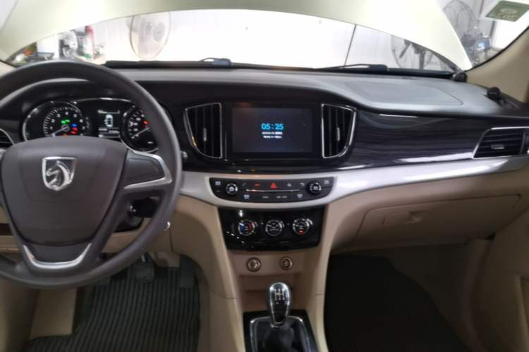 Used Baojun 730 2016 1.8L Manual Comfort Version 7 Seats Audio And AC Panel