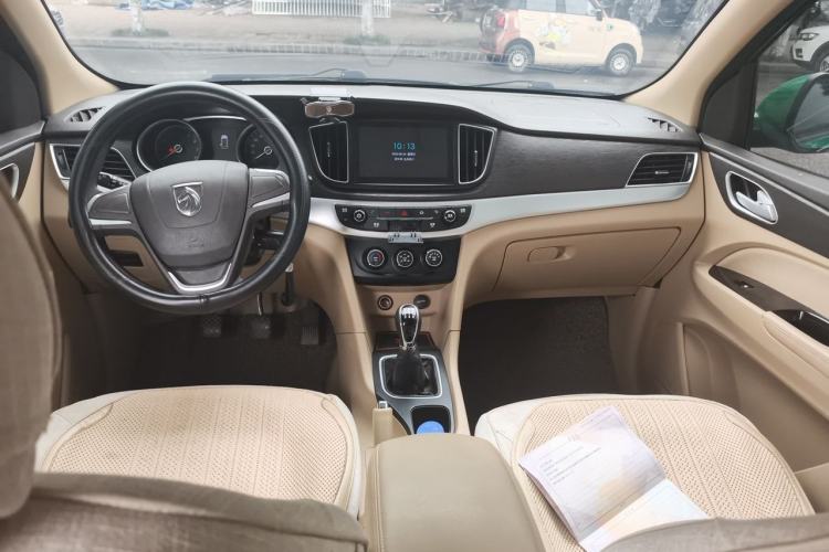Used Baojun 730 2016 1.5L Manual Comfort Version 7 Seats China V Emission Standard Center Console