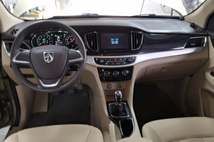 Used Baojun 730 2016 1.8L Manual Comfort Version 7 Seats Center Console