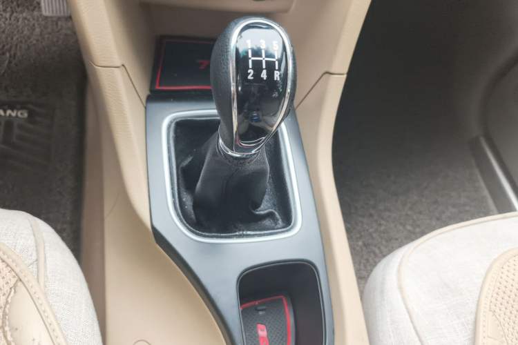 Used Baojun 730 2016 1.5L Manual Comfort Version 7 Seats China V Emission Standard Gear Lever
