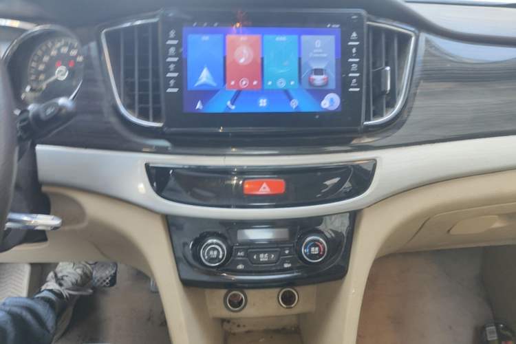 Used Baojun 730 2016 1.5L Manual Luxury Edition 7 Seats Audio And AC Panel
