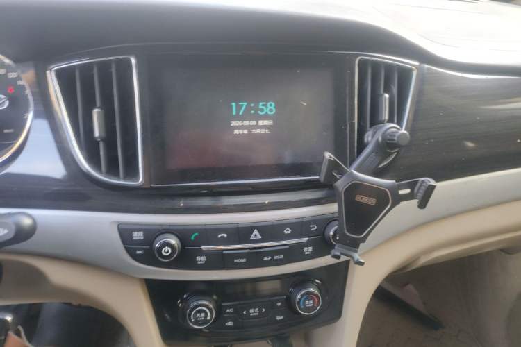 Used Baojun 730 2016 1.5L Manual Luxury Edition 7 Seats Audio And AC Panel