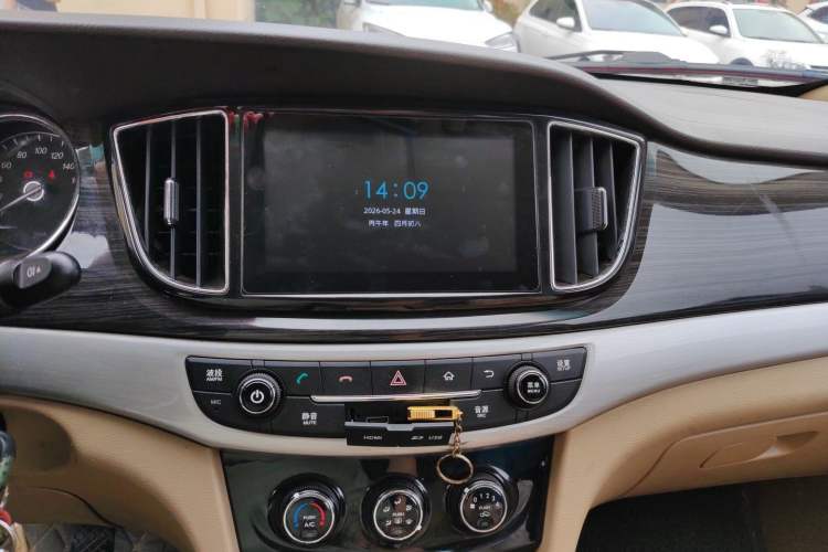 Used Baojun 730 2016 1.5L Manual Comfort Version 7 Seats China V Emission Standard Audio And AC Panel