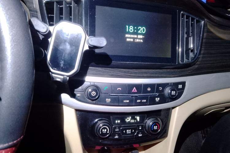 Used Baojun 730 2016 1.5T Manual Luxury Edition 7 Seats Audio And AC Panel