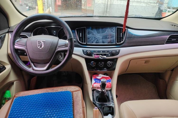 Used Baojun 730 2016 1.5L Manual Comfort Version 7 Seats China V Emission Standard Center Console