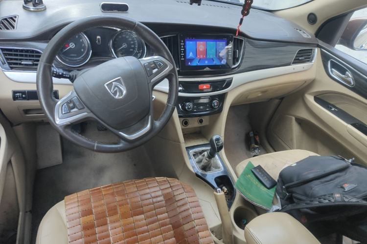 Used Baojun 730 2016 1.5L Manual Luxury Edition 7 Seats Center Console