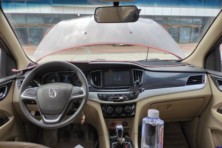 Used Baojun 730 2016 1.5L Manual Comfort Version 7 Seats China V Emission Standard Center Console
