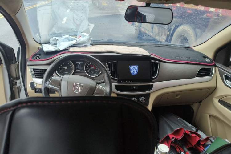 Used Baojun 730 2016 1.5L Manual Standard Version 7 Seats Center Console