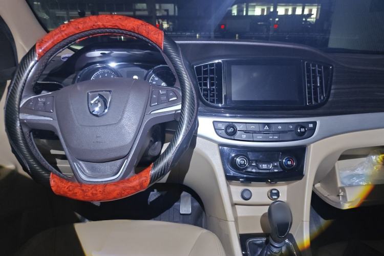 Used Baojun 730 2016 1.5T Manual Luxury Edition 7 Seats Center Console