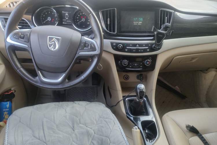 Used Baojun 730 2016 1.5L Manual Luxury Edition 7 Seats Center Console