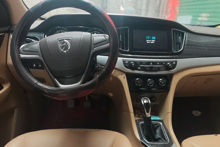 Used Baojun 730 2016 1.5L Manual Comfort Version 7 Seats China V Emission Standard Center Console