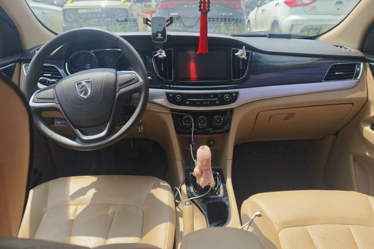 Used Baojun 730 2016 1.5L Manual Comfort Version 7 Seats China V Emission Standard Center Console