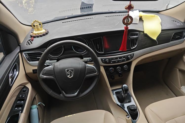 Used Baojun 730 2016 1.5L Manual Comfort Version 7 Seats China V Emission Standard Center Console