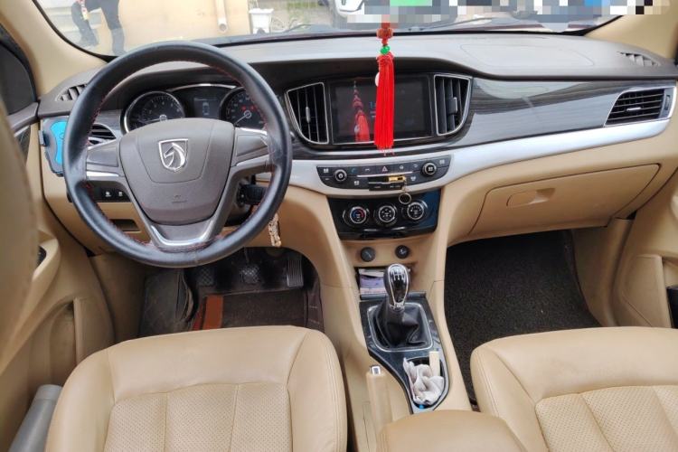 Used Baojun 730 2016 1.5L Manual Comfort Version 7 Seats China V Emission Standard Center Console