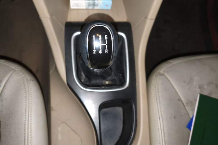 Used Baojun 730 2016 1.5L Manual Standard Version 7 Seats Gear Lever