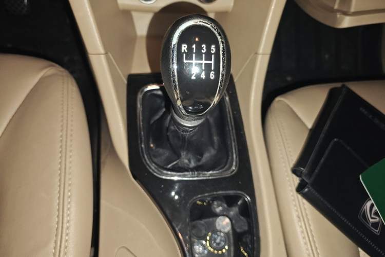 Used Baojun 730 2016 1.5T Manual Luxury Edition 7 Seats Gear Lever