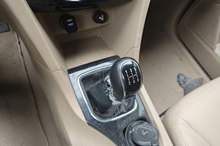 Used Baojun 730 2016 1.5L Manual Comfort Version 7 Seats China V Emission Standard Gear Lever