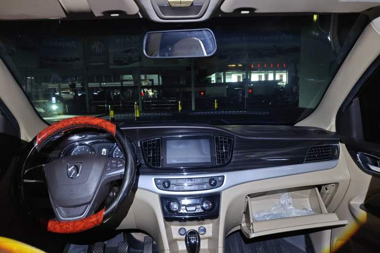 Used Baojun 730 2016 1.5T Manual Luxury Edition 7 Seats Headliner