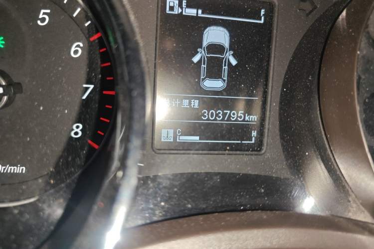Used Baojun 730 2016 1.5T Manual Luxury Edition 7 Seats Odometer Close Up