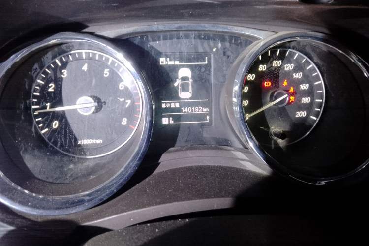 Used Baojun 730 2016 1.5T Manual Luxury Edition 7 Seats Odometer Close Up