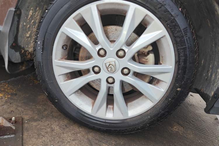 Used Baojun 730 2016 1.5L Manual Comfort Version 7 Seats China V Emission Standard Right Front Wheel Hub