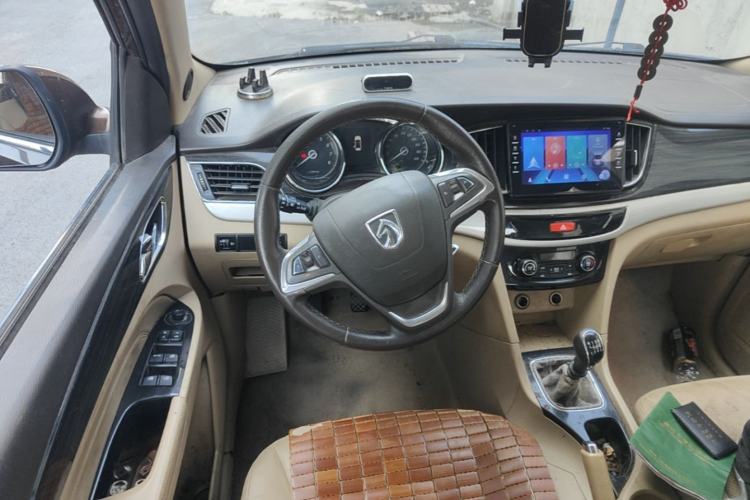 Used Baojun 730 2016 1.5L Manual Luxury Edition 7 Seats Steering Wheel