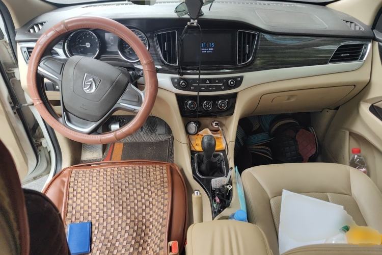 Used Baojun 730 2016 1.5L Manual Comfort Version 7 Seats China V Emission Standard Center Console