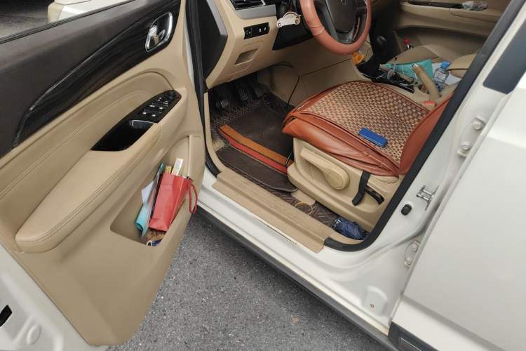 Used Baojun 730 2016 1.5L Manual Comfort Version 7 Seats China V Emission Standard Driver Seat