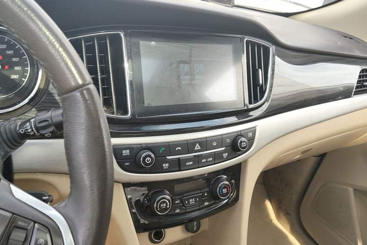 Used Baojun 730 2016 1.5L Manual Luxury Edition 7 Seats Audio And AC Panel