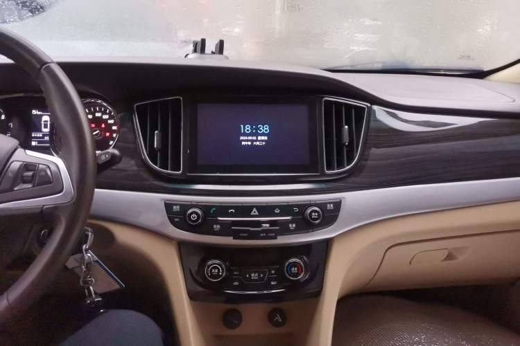 Used Baojun 730 2016 1.5T Manual Luxury Edition 7 Seats Audio And AC Panel
