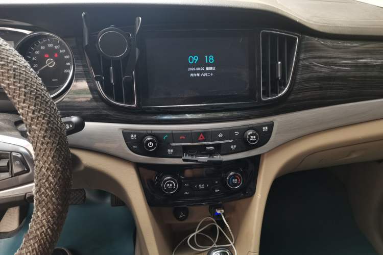 Used Baojun 730 2016 1.8L iAMT Luxury Model 7 Seats Audio And AC Panel