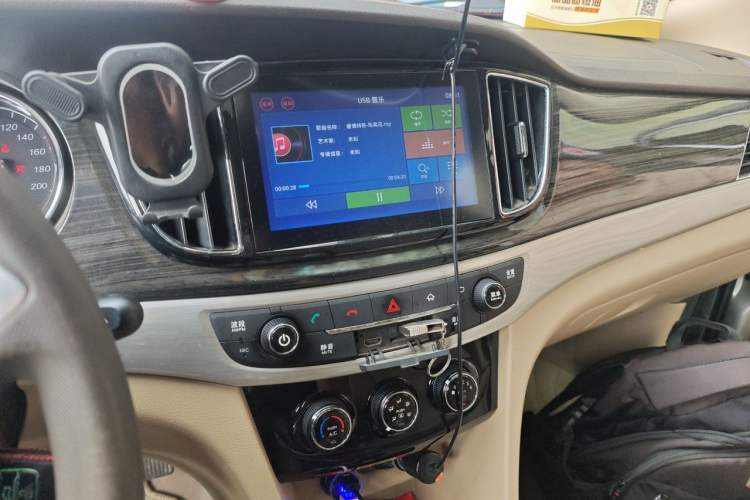 Used Baojun 730 2016 1.5T Manual Comfort Version 7 Seats Audio And AC Panel
