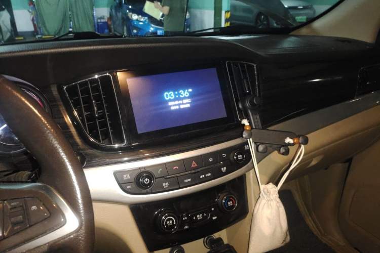 Used Baojun 730 2016 1.5L Manual Luxury Edition 7 Seats Audio And AC Panel