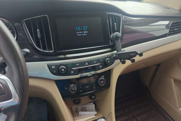 Used Baojun 730 2016 1.5L Manual Luxury Edition 7 Seats Audio And AC Panel