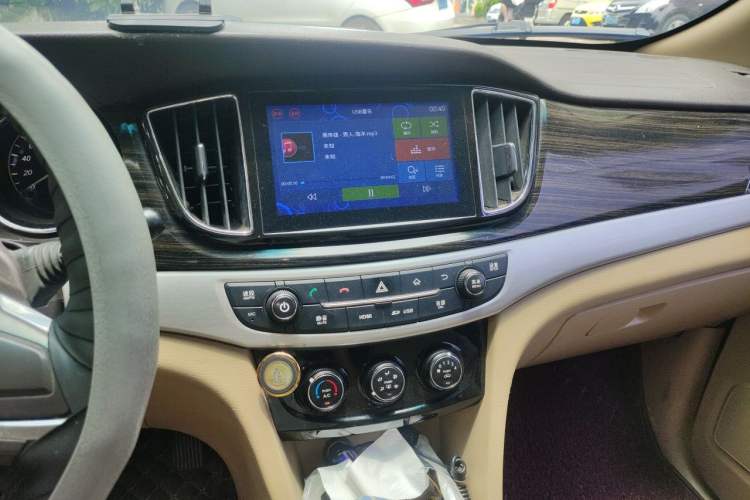 Used Baojun 730 2016 1.8L Manual Comfort Version 7 Seats Audio And AC Panel