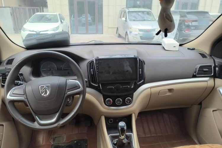 Used Baojun 730 2016 1.5L Manual Comfort Version 7 Seats China V Emission Standard Center Console