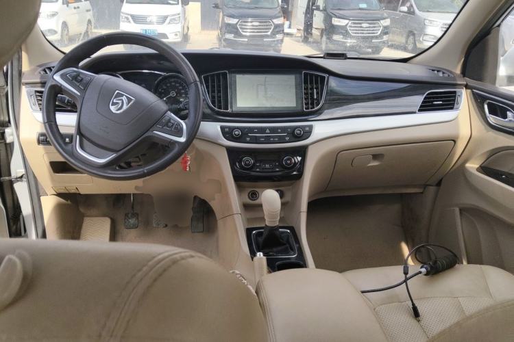 Used Baojun 730 2016 1.5L Manual Luxury Edition 7 Seats Center Console