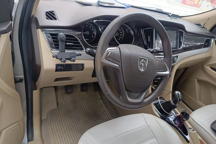 Used Baojun 730 2016 1.5L Manual Comfort Version 7 Seats China V Emission Standard Center Console
