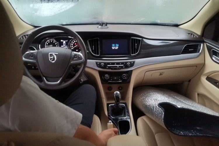 Used Baojun 730 2016 1.5T Manual Luxury Edition 7 Seats Center Console