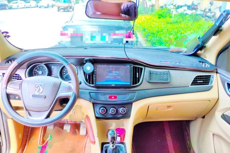 Used Baojun 730 2016 1.5L Manual Standard Version 7 Seats Center Console