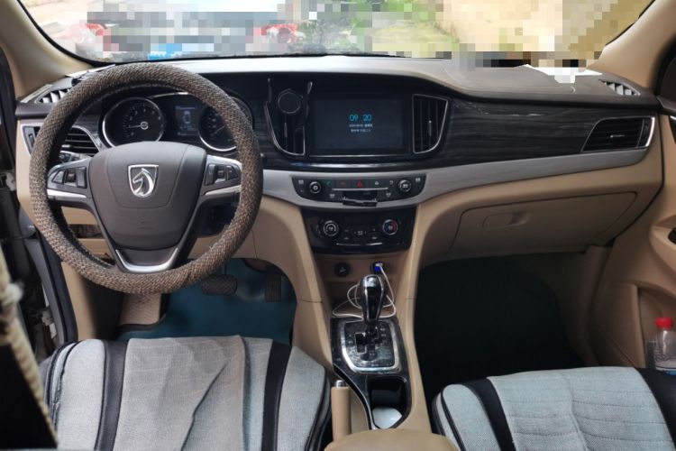 Used Baojun 730 2016 1.8L iAMT Luxury Model 7 Seats Center Console