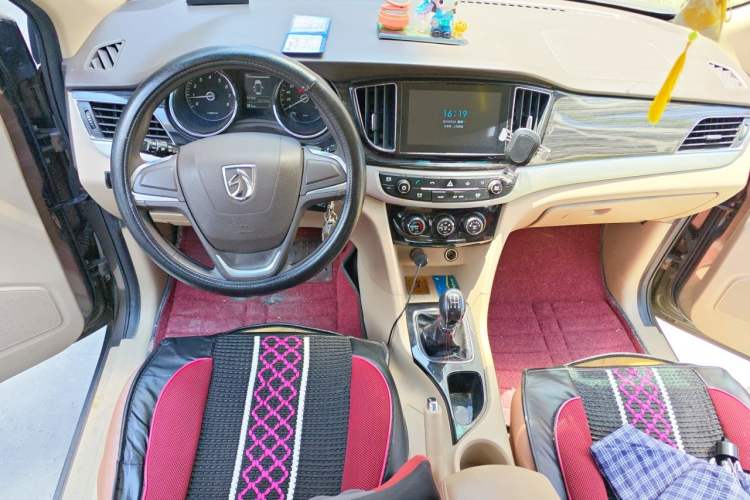 Used Baojun 730 2016 1.5L Manual Comfort Version 7 Seats China V Emission Standard Center Console