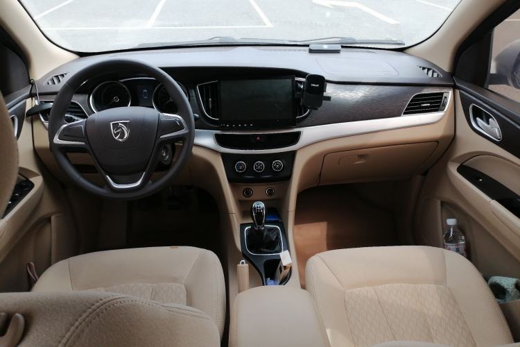 Used Baojun 730 2016 Revised 1.5L Manual Standard Version 7 Seats China V Emission Standard Center Console