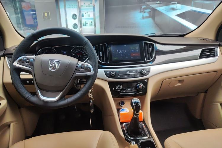 Used Baojun 730 2016 1.5L Manual Luxury Edition 7 Seats Center Console